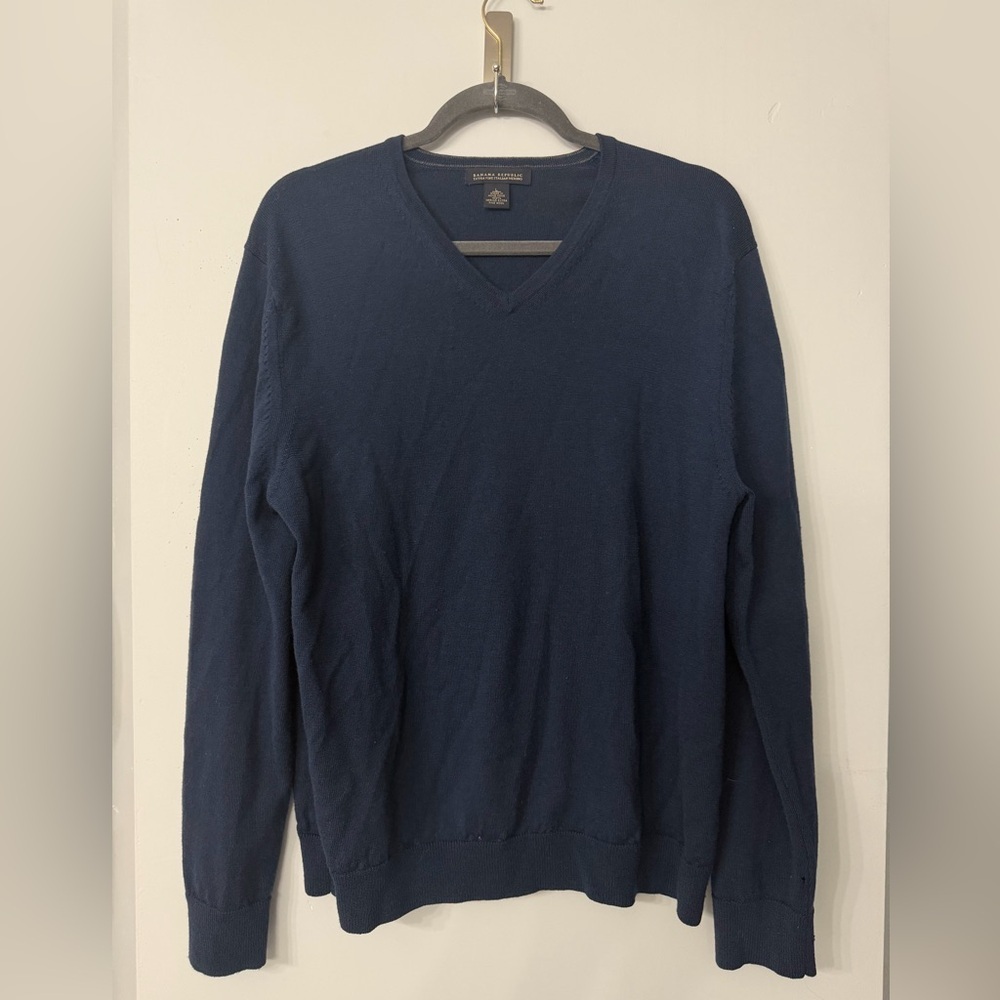 Banana Republic 100% Extra Fine Merino Wool Men’s Navy Blue V-neck Light Sweater